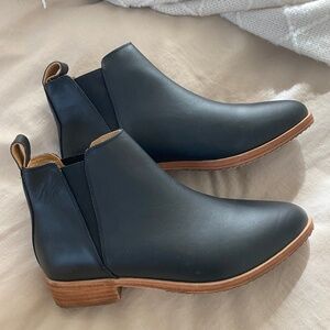 Nisolo Eva Everyday Chelsea boot size 9 black
